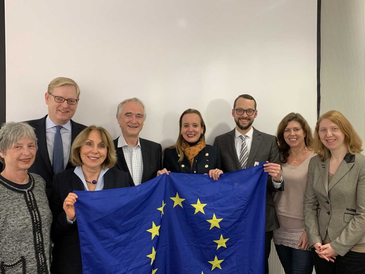 12.12.2018: Der Kreisvorstand hat gerade einstimmig Verena David (Bildmitte) zur Frankfurter Kandidatin für die Europawahl 2019 gewählt